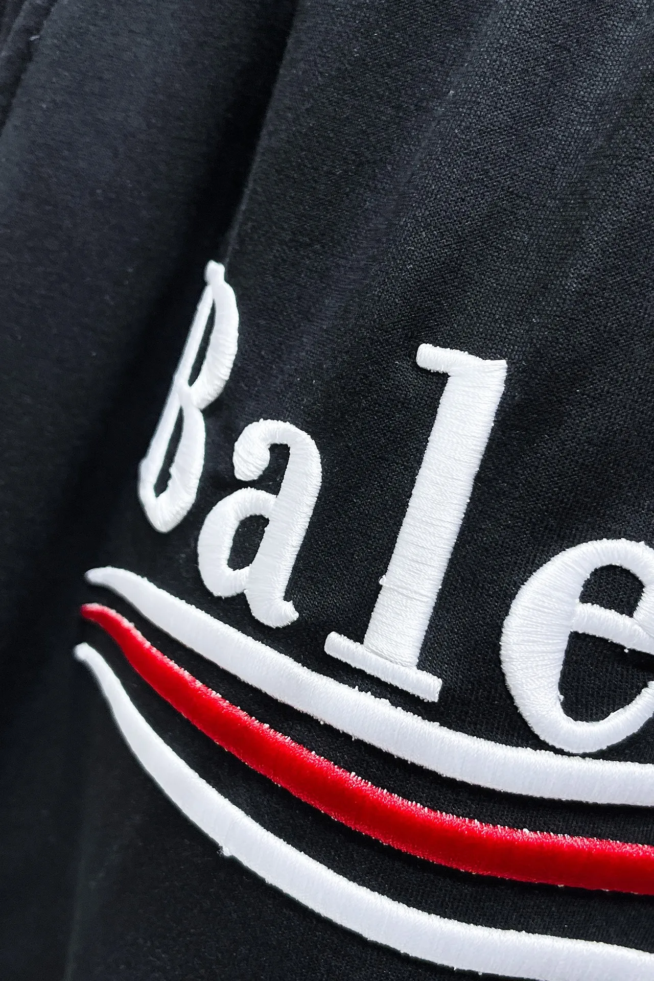 Balenciaga's three-standard complete 2026 summer New Arrival men's casual shorts, advanced custom-made Breathable fabric, Breathable fabric, extremely stretchy and comfortable, impeccable details, top-grade accessories, original logo design concept, delicate and soft feel! The upper body fit is awesome! Size: M-XXXL Please state your height and weight when ordering